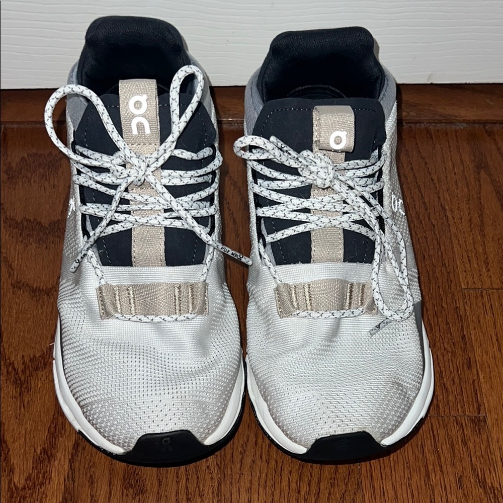 On Running Women's Gray and Black Cloud Novas